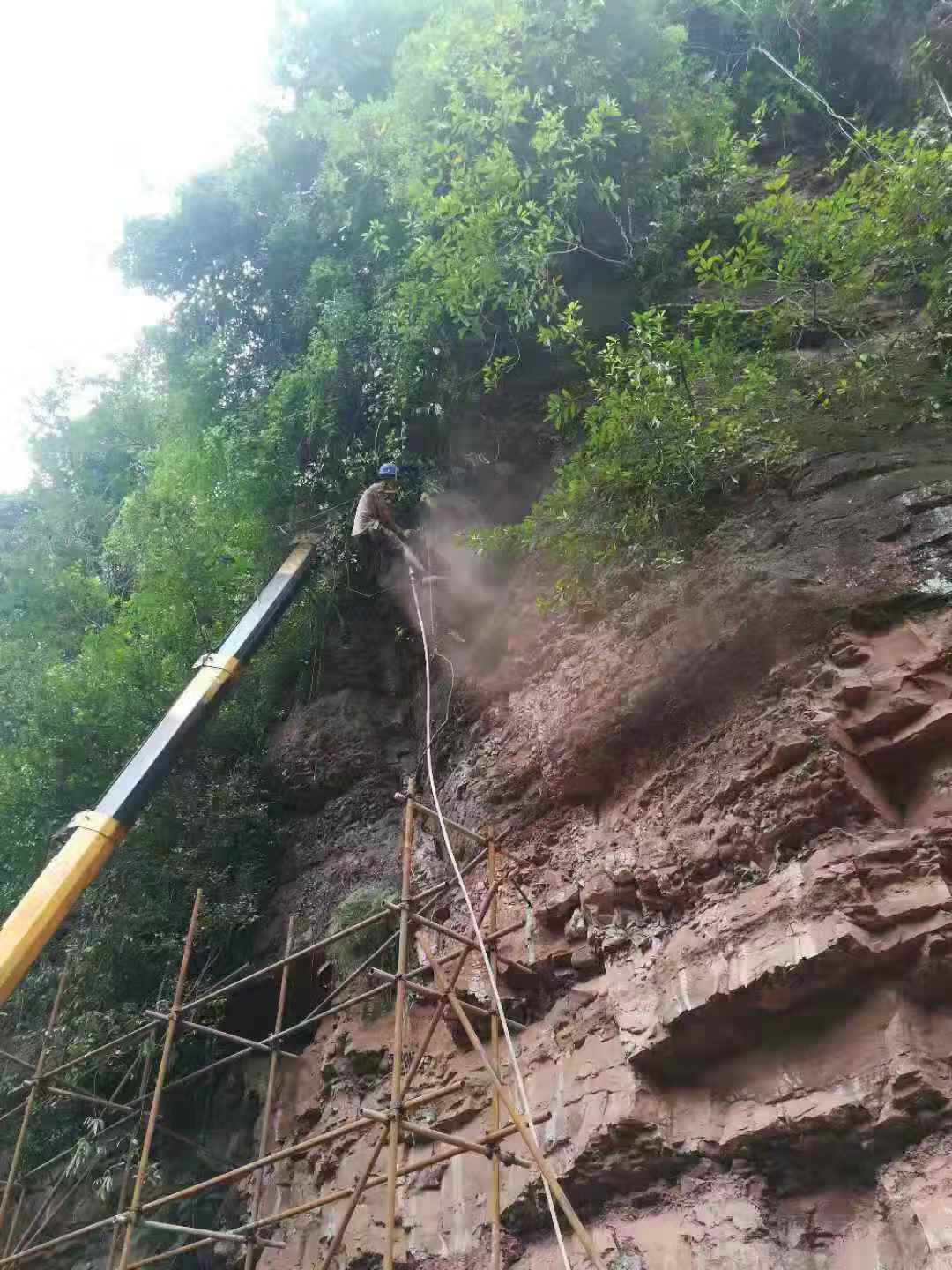 江苏扬州高速边坡防护施工的清坡方法